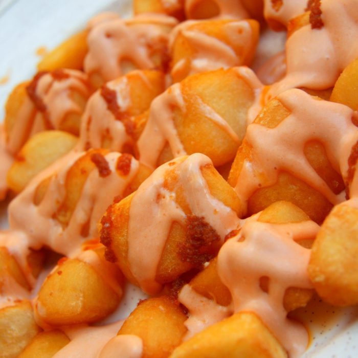 Plato_de_patatas_bravas